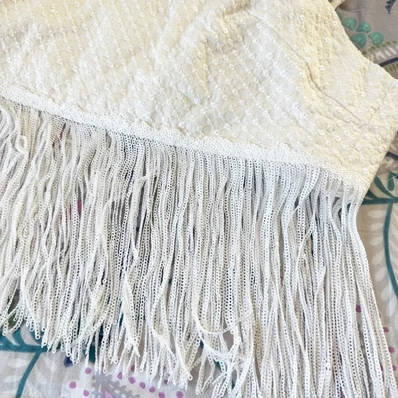 Elliatt Water Lily Top in size M in Ivory/White - Picture 8 of 11